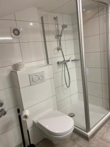 インツェルにあるAlpina Inzell 108 - Chiemgauのシャワーとトイレ付きの白いバスルーム +10枚の写真