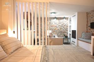 um quarto com uma cama e uma sala de estar em Pyrgos Houses and Restaurant em Avgonyma