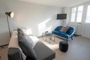 a living room with a couch and a blue chair at CABANA & Duplex - Cluny à 20 minutes 