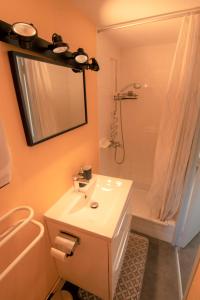 a bathroom with a sink and a shower at CABANA & Duplex - Cluny à 20 minutes in Saint-Bonnet-de-Joux