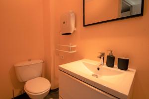 Ett badrum på CABANA & Duplex - Cluny à 20 minutes