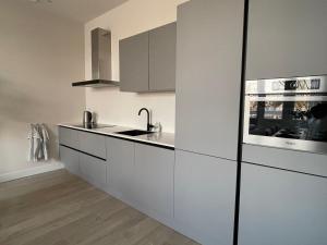 Kuchyň nebo kuchyňský kout v ubytování Happy 3 Bedroom Serviced Apartment 106m2 -MNL H-