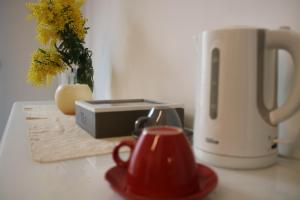 a kitchen counter with a tea kettle and a toaster at Al GrattacieloTrenta in Verona