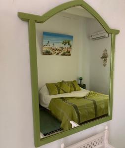 1 dormitorio con 1 cama en un espejo grande en Dar Lola, en Houmt El Souk