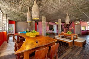 een eetkamer met een houten tafel en stoelen bij Kohsamui Casa Hotel Del Mar in Cartagena