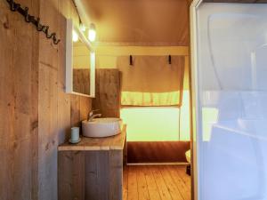 a bathroom with a sink and a window at Lodge Holidays - Vrijhaven Heeg in Heeg