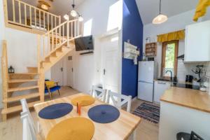 Η κουζίνα ή μικρή κουζίνα στο Dom pod lasem