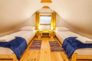 Ένα ή περισσότερα κρεβάτια σε δωμάτιο στο Dom pod lasem