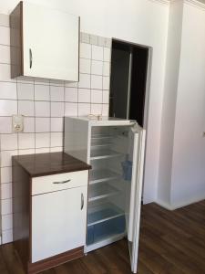 A kitchen or kitchenette at Pension Anna - Monteurzimmer