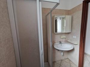 bagno con lavandino e box doccia di Appartamento De Gama a Torre Pali