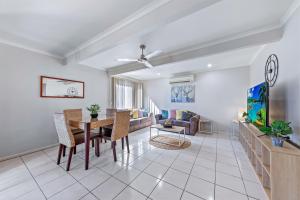 Χώρος καθιστικού στο Airlie Apartments