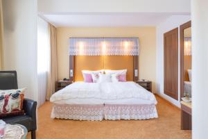 Postel nebo postele na pokoji v ubytování Tante ALMA's Mannheimer Hotel
