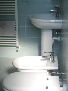 ヴェローナにあるB&B Samuelのバスルーム(白い洗面台、トイレ付)