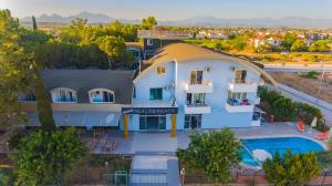 Bazén v ubytování Prenses Sealine Beach Hotel nebo v jeho okolí