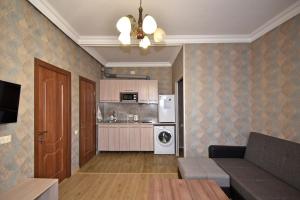 ein Wohnzimmer mit einem Sofa und einer Küche in der Unterkunft Apartment for guest A3 in Yerevan