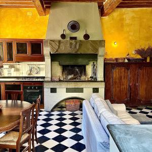 sala de estar con sofá y chimenea en Villa I Bossi, en Arezzo