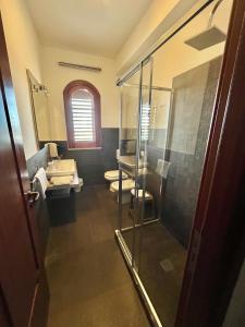 baño con 2 aseos y ducha acristalada en Kalaskiso', en Giardini Naxos