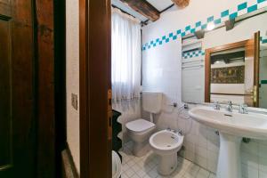 a bathroom with a toilet and a sink at Ground floor Santa Margherita Apt ac wi-fi in Venice