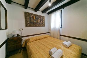 a bedroom with a bed with two towels on it at Ground floor Santa Margherita Apt ac wi-fi in Venice
