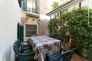 a patio with a table and chairs and plants at Ground floor Santa Margherita Apt ac wi-fi in Venice