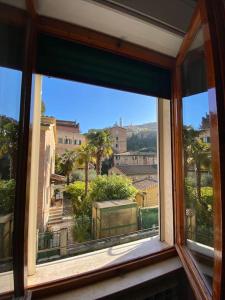 uma janela com vista para uma cidade em Appartamento a due passi da Piazza del Campo em Siena