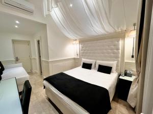 een hotelkamer met een groot bed en een tafel bij Hotel dei Quiriti Suite in Rome