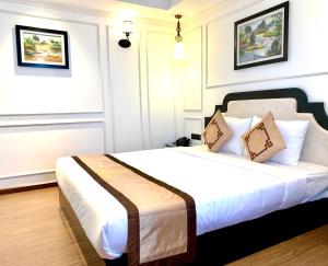 Postel nebo postele na pokoji v ubytování Khanh Linh Hotel