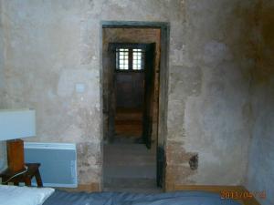 Habitación con puerta, ventana y cama en La Tour Beauvoir, en Blois