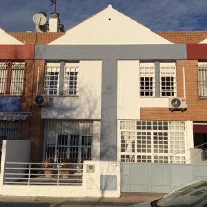 Un grand bâtiment blanc avec des fenêtres donne sur une rue. dans l'établissement Casa Soleada en Calle Tranquila, à Séville
