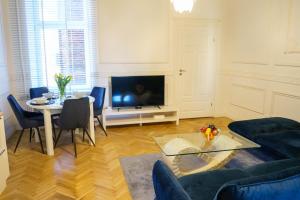 Televízia a/alebo spoločenská miestnosť v ubytovaní Prestige Apartment Rynek Kielce
