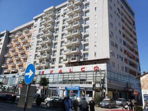 un edificio en una ciudad con gente parada frente a él en Appartamento Nr. 28. Centrale e luminoso, en Shkodër