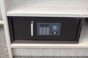 einer Schublade mit digitaler Uhr in einer Holzschublade in der Unterkunft Crown Hotel in Amsterdam