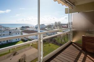 balcón con vistas al océano en Haus-Belvedere-Wohnung-75-Silbermoewe, en Großenbrode