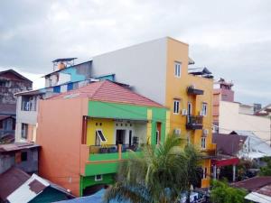 eine Gruppe farbenfroher Gebäude in einer Stadt in der Unterkunft Ambon Residence Syariah in Ambon