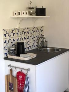 una cucina con lavandino e piano di lavoro di Casa ToBé a Menaggio
