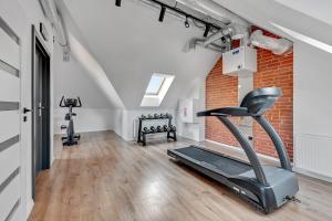 Posilňovňa alebo fitness centrum v ubytovaní Apartments Waterlane Vintage & by Noclegi Renters