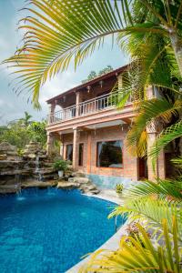 une maison avec une piscine en face d'une maison dans l'établissement Ninh Binh Mountain View Homestay & Restaurant, à Ninh Binh