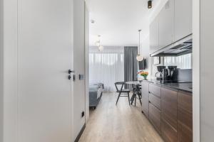 Kuchnia lub aneks kuchenny w obiekcie Apart Park - Stylowe Studio 3 min od PLAŻY by Noclegi Renters
