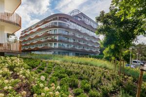 budynek z ogrodem przed nim w obiekcie Apart Park - Stylowe Studio 3 min od PLAŻY by Noclegi Renters w Świnoujściu +36 zdjęć