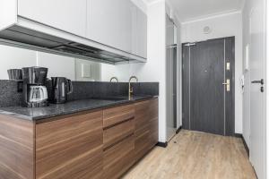 Kuchnia lub aneks kuchenny w obiekcie Apart Park - Stylowe Studio 3 min od PLAŻY by Noclegi Renters