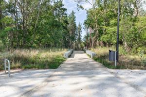 ścieżka spacerowa na polu z drzewami w obiekcie Apart Park - Stylowe Studio 3 min od PLAŻY by Noclegi Renters w Świnoujściu