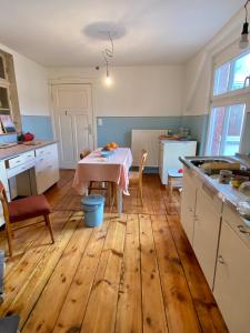 a kitchen with a table and a dining room at Spurensucher Quartier in Usedom Town
