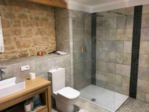 Ванная комната в La Maison du Puit (the house with the well) +17 фотографий