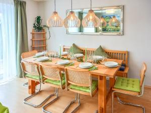 a dining room with a wooden table and chairs at Ferienhaus Frühlingstraße in Sonthofen
