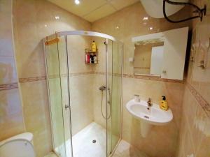 uma casa de banho com um chuveiro, um lavatório e um WC. em Home Comfort 3 Rooms Apartment Butterfly em Sunny Beach