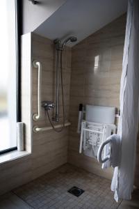 een badkamer met een douche en een toilet. bij Ballyrobin Hotel in Aldergrove