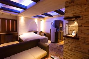 una camera con letto e divano di WATER HOTEL Cy (Audlt Only) a Machida