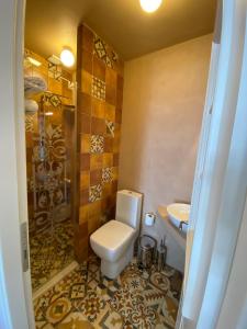 Koupelna v ubytování HOTEL TSARSI