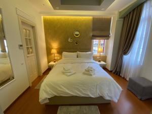 Postel nebo postele na pokoji v ubytování HOTEL TSARSI