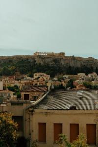 - une vue sur une ville avec un toit dans l'établissement Azelia Suites - Acropolis View, à Athènes